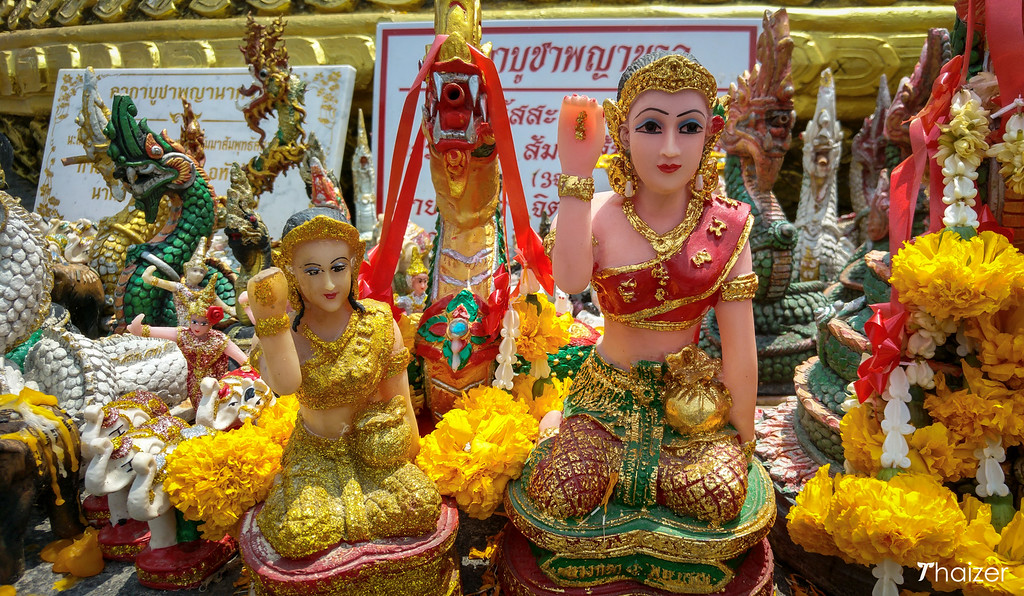 Nang Kwak Bucha statues